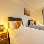 Ashview 2 - Heathrow - Thorpe Park - Free Parking