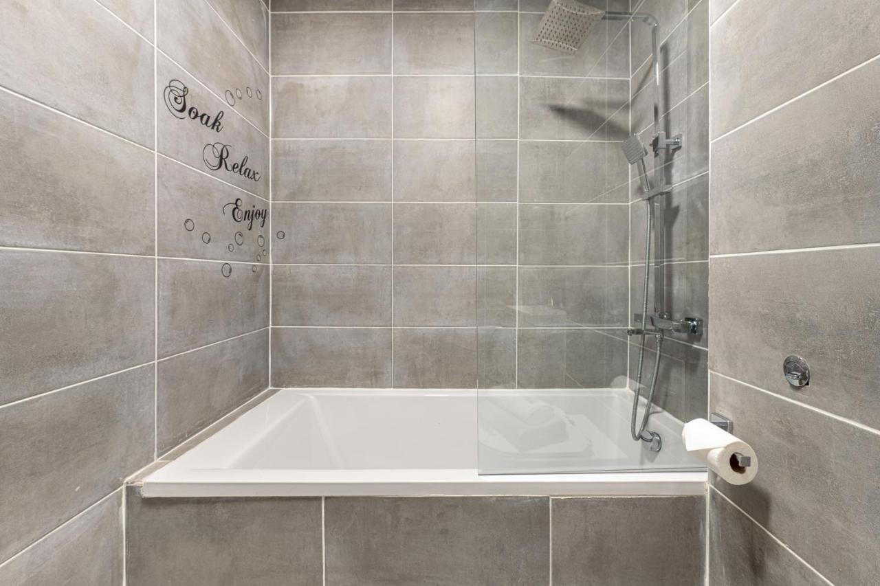 Ashview 2 - Heathrow - Thorpe Park - Free Parking Apartment *